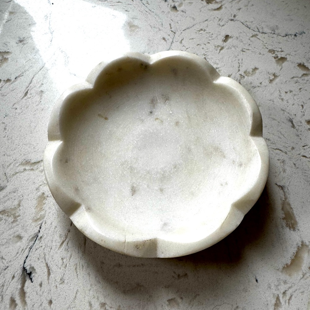 Scalloped edge marble soap / catch-all dish